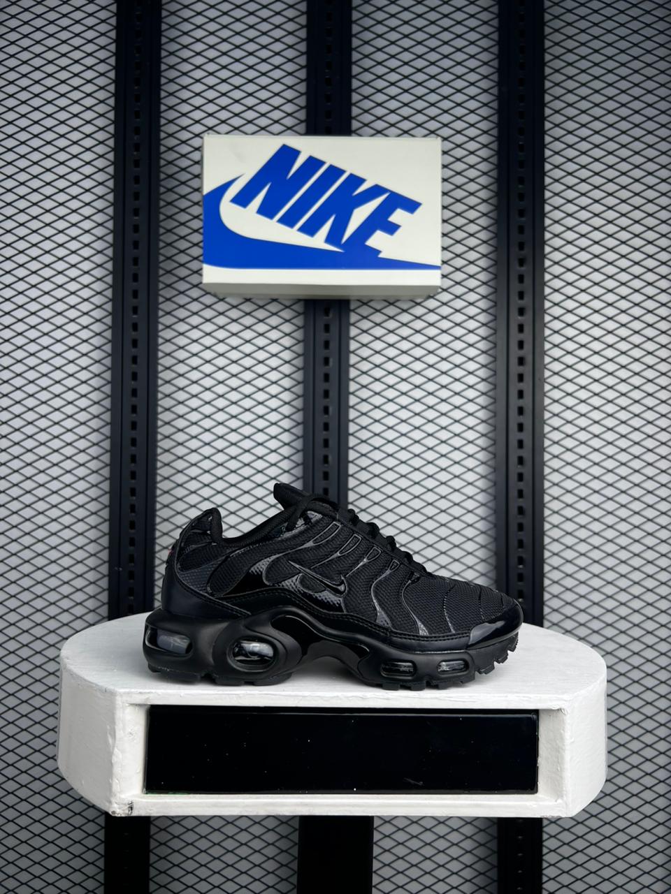 Nike Air Max Plus (TN) Low-Top Sneaker (Triple Black)